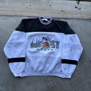 Vintage 90s Mickey Mouse Skiing Crewneck women’s large boxy cropped fit